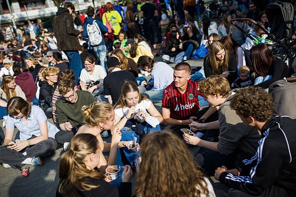 Netz-Trend: Pudding mit der Gabel essen. Das tun in Hannover über 1.000 junge Menschen. - © Moritz Frankenberg/dpa