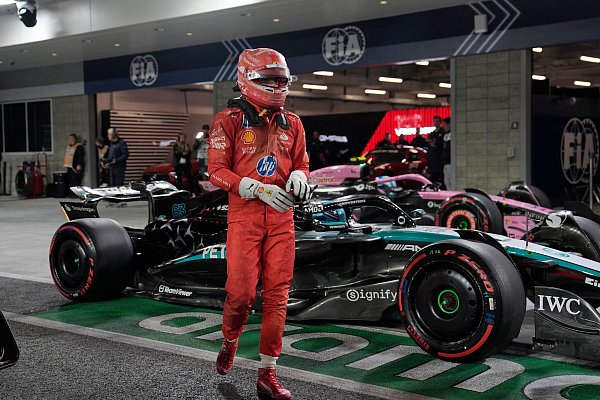 Carlos Sainz will es vor seinem Abgang den Ferrari-Bossen noch mal zeigen. - © John Locher/AP/dpa