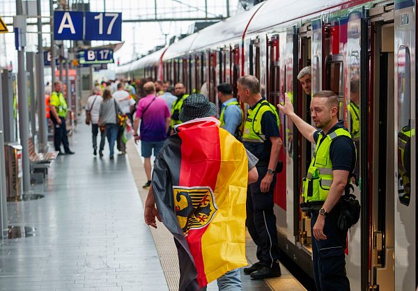An der Deutschen Bahn gab es während der EM Kritik - © Andreas Arnold/dpa