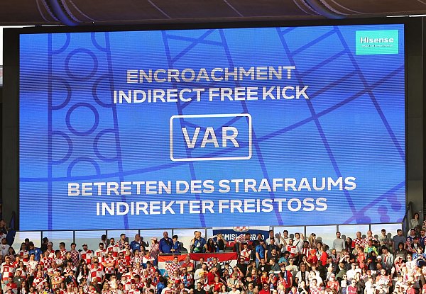 Bei der EM werden VAR-Entscheidungen auf der Anzeigetafel erklärt - © Andreas Gora/dpa