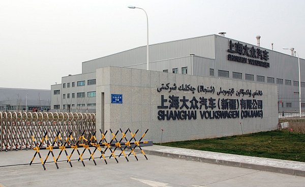 VWs Werk in Xinjiang war wegen Zwangsarbeitsvorwürfen umstritten. (Archivbild) - © Stephan Scheuer/dpa