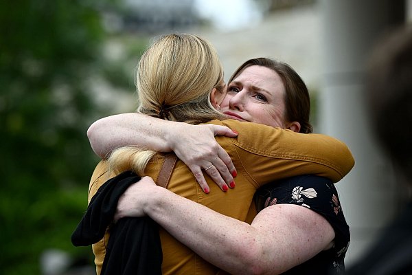 Für die Anhörung waren Simone Strobels Geschwister extra aus Deutschland angereist. Hier ist die Schwester von Simone Strobel mit einer Unterstützerin zu sehen. - © Bianca De Marchi/AAP/dpa
