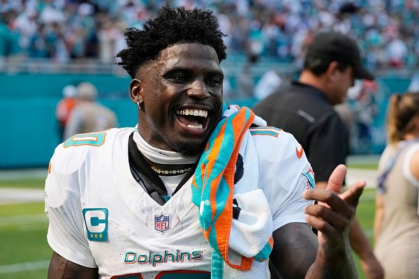 Nach dem Spiel guter Laune, trotz einer verstörenden Situation mit der Polizei auf dem Weg ins Stadion: NFL-Profi Tyreek Hill. - © Wilfredo Lee/AP/dpa
