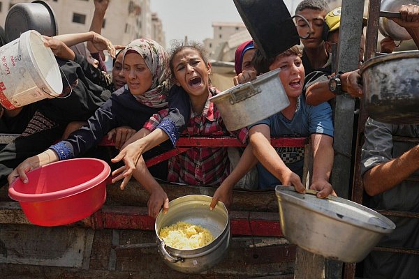 Kinder sterben palästinensischen Angaben zufolge wegen Mangelernährung im Gazastreifen. (Archivbild) - © Jehad Alshrafi/AP/dpa