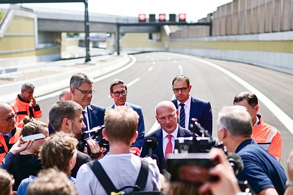 Landeschef Wegner betonte, dass die Verlängerung der A100 mit dem 17. Bauabschnitt weitergehen müsse. - © Sebastian Christoph Gollnow/dpa