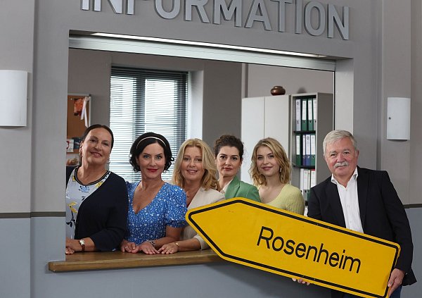 Ein Teil des Teams der ZDF-Serie «Rosenheim-Cops», die neue Staffel startet im Oktober. (Archivbild) - © Karl-Josef Hildenbrand/dpa