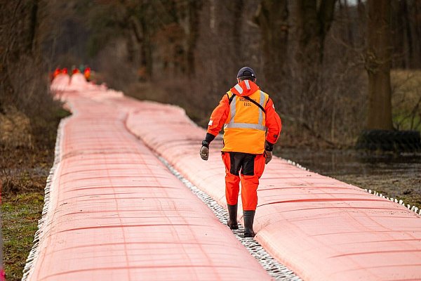 Französische Hilfskräfte haben am Donnerstag zum Hochwasserschutz einen mobilen Deich in der niedersächsischen Gemeinde Winsen an der Aller aufgebaut. - © Michael Matthey/dpa