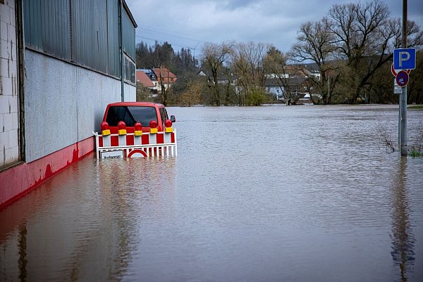 Selbst die Absperrung steht unter Wasser: Hier ist die Blies bei Neunkirchen im Saarland über ihre Ufer getreten. - © Laszlo Pinter/dpa