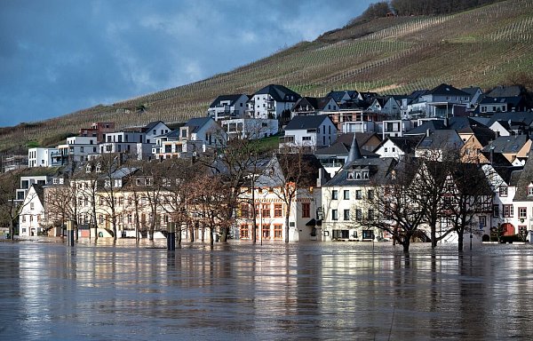 Hier in Bernkastel-Kues helfen auch keine Sandsäcke mehr gegen das Hochwasser der Mosel. - © Harald Tittel/dpa