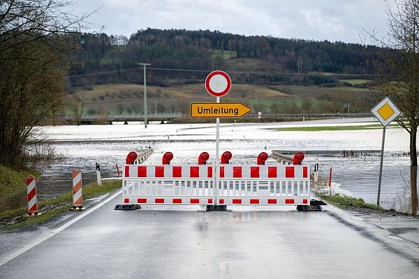 Auch der Fluss Itz führt Hochwasser. Hier eine gesperrte Straße bei Untermerzbach im Landkreis Haßberge in Bayern. - © Pia Bayer/dpa