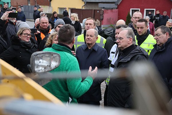 Bei seinem Besuch in Sangerhausen ist Kanzler Scholz teilweise unfreundlich empfangen worden. Hier zusammen Ministerpräsident Reiner Haseloff und Bundesumweltministerin Steffi Lemke. - © Jan Woitas/dpa