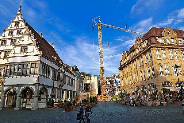 Der derzeitige Zustand mit der riesigen Baulücke nach dem Abriss der Kammerspiele. - © FOTO: ROLAND MAORO/VOLKSBANK