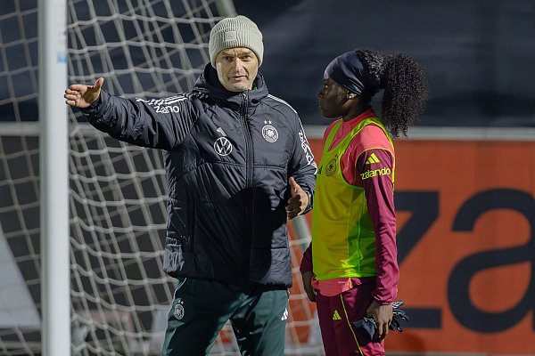 Von Ex-Stürmer zu Stürmerin: Bundestrainer Christian Wück sprach nach dem Auftakttraining noch auf dem Platz mit Nicole Anyomi. - © Jürgen Kessler/dpa