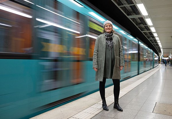 «Ich vermisse nichts», sagt die 37-Jährige mit Blick auf ihr autofreies Leben. - © Boris Roessler/dpa