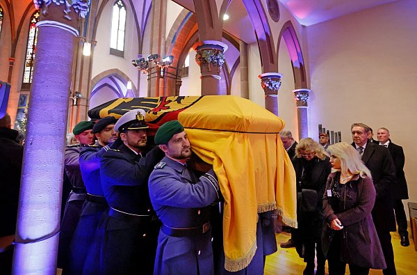 Soldaten des Wachbataillons tragen nach dem Gottesdienst Wolfgang Schäubles Sarg aus der Kirche. - © Philipp von Ditfurth/dpa