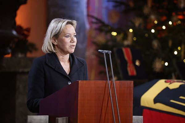 Schäubles älteste Tochter Christine Strobl spricht bei der Trauerfeier ihres Vaters. - © Philipp von Ditfurth/dpa