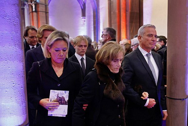 Wolfgang Schäubles Witwe Ingeborg Schäuble (M) verlässt zusammen mit ihrer Tochter Christine Strobl und deren Ehemann, dem baden-württembergischen Innenminister Thomas Strobl, die Kirche. - © Philipp von Ditfurth/dpa