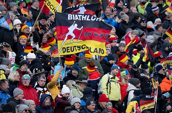 Die deutschen Fans freuen sich auf die Heimspiele in Oberhof und Ruhpolding. - © Sven Hoppe/dpa