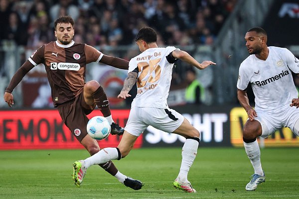 Wirbelte mit seinen St. Pauli-Kollegen zu Beginn den Meister durcheinander: Danel Sinani (l). - © Christian Charisius/dpa