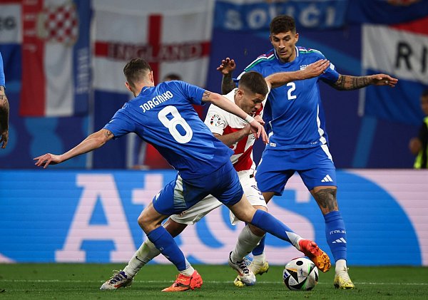 Die Italiener (blaue Trikots) sicherten sich durch ein spätes Remis gegen Kroatien das Achtelfinal-Ticket. - © Jan Woitas/dpa