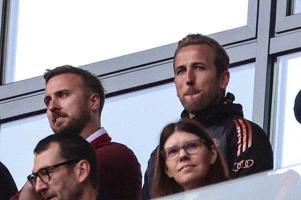 Harry Kane (r.) schaute wegen einer Sperre von der Tribüne aus zu. - © Jan Woitas/dpa