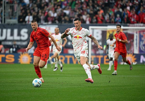 Bayern-Verteidiger Eric Dier (l) im Duell mit Benjamin Sesko. - © Elisa Schu/dpa