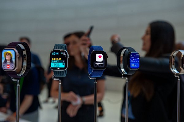 CO2-neutral? Apples Smartwatches. - © Andrej Sokolow/dpa