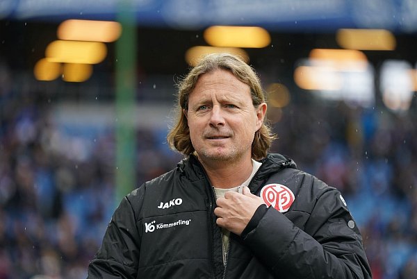 Musste sich in Hamburg warm anziehen: Mainz\\\' Trainer Bo Henriksen - © Marcus Brandt/dpa