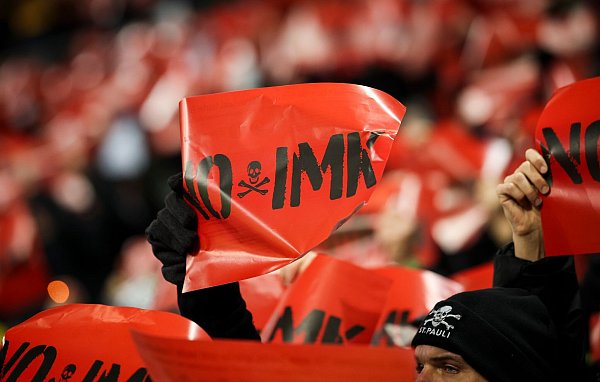 Fans des FC St. Pauli protestieren beim Heimspiel gegen Union Berlin gegen die Innenministerkonferenz in Bremen. - © Christian Charisius/dpa