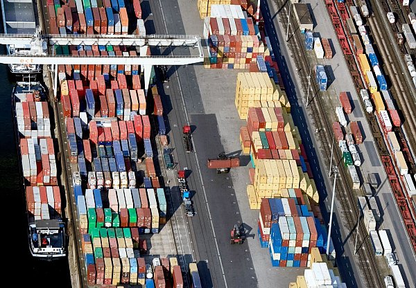 Die deutschen Exporte sind im November kräftig gewachsen (Archivbild). - © Bernd Thissen/dpa