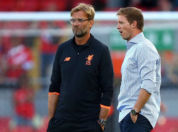 Einst Vereinstrainer, jetzt nicht mehr: Jürgen Klopp und Julian Nagelsmann (r). - © Dave Thompson/AP/dpa