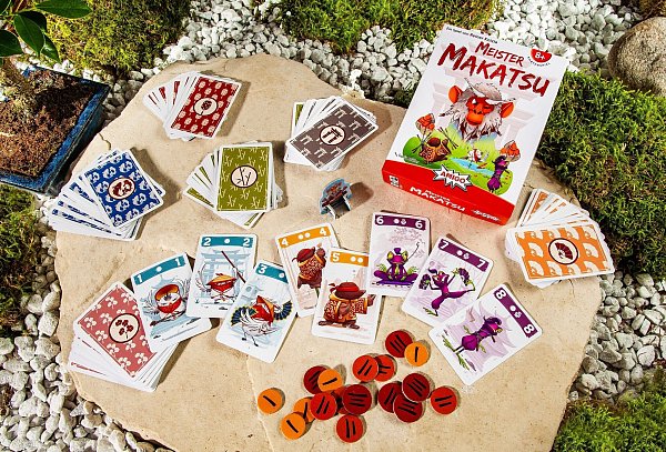 Wer sich bei «Meister Makatsu» hohe Karten bis zur dritten und letzten Spielrunde aufhebt, wird keine Chance auf den Sieg haben. Denn wer die höchste Karte in einer Farbe gespielt hat, bekommt Minuspunkte. - © Amigo/dpa-tmn