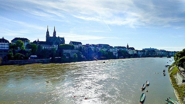 Das Stadtpanorama von Basel mit der zweitürmigen Münsterkirche. - © FOTO: THOMAS GERSTNER