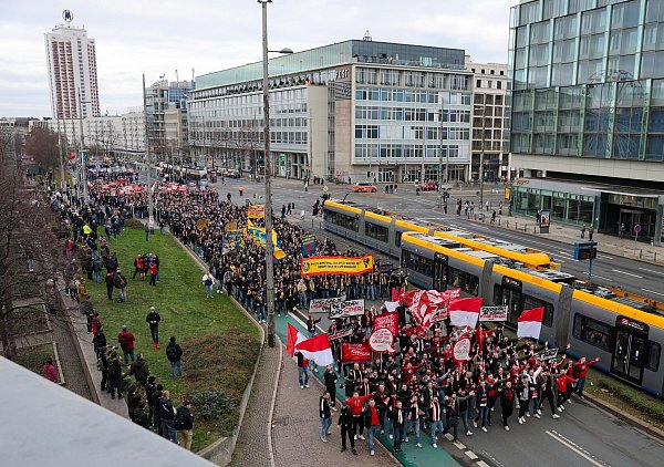 Tausende Fans waren in Leipzig dabei. - © Jan Woitas/dpa