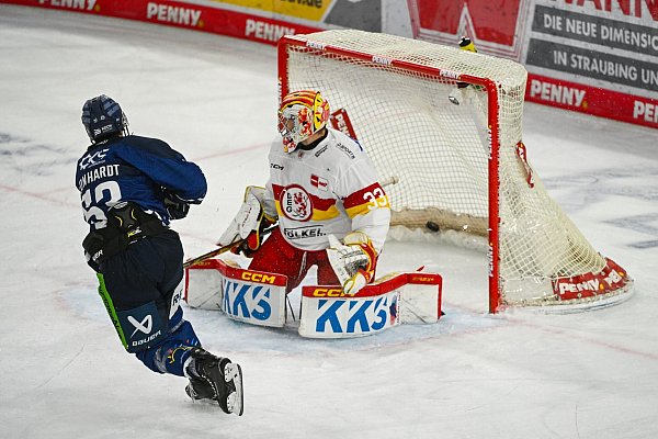 Torschütze Danjo Leonhardt (l) und die Straubing Tigers feiern einen Kantersieg zum DEL-Start. - © Armin Weigel/dpa