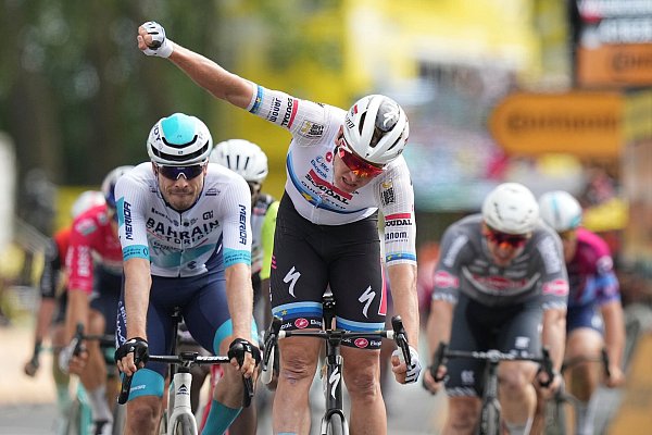 Tim Merlier feiert den Etappensieg an Tour-Tag drei. - © Thibault Camus/AP/dpa
