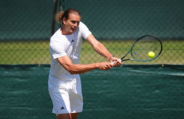 Alexander Zverev schuftet im Training für Wimbledon. - © John Walton/PA Wire/dpa