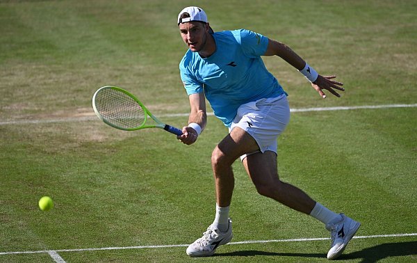 Jan-Lennard Struff mühte sich im Achtelfinale gegen Jiri Lehecka vergeblich. - © Marijan Murat/dpa