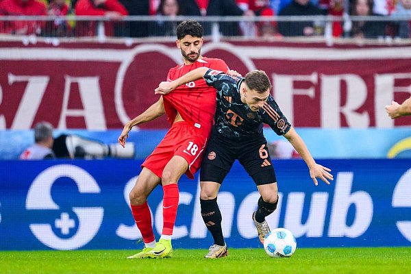 Joshua Kimmich, hier bedrängt von Freiburgs Eren Dinkci, war mit dem Bayern-Auftritt zufrieden. - © Tom Weller/dpa