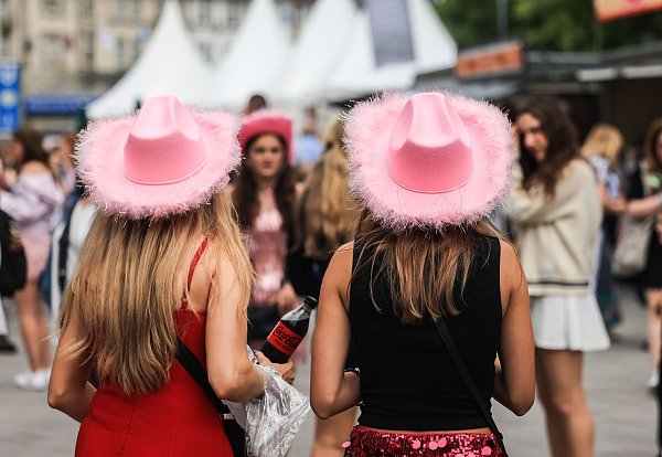 Auch bunte Cowboyhüte finden sich auf den Köpfen zahlreicher Swift-Fans. - © Oliver Berg/dpa