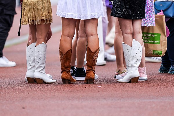 Cowboyboots gehören für viele «Swifties» zum Outfit dazu. - © Christoph Reichwein/dpa