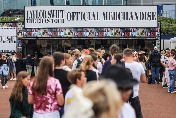 Vor dem Stadion in Gelsenkirchen konnten sich Fans mit Shirts, Pullovern oder Taschen von Swift eindecken. - © Oliver Berg/dpa