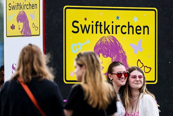 60.000 Fans kamen zum ersten Deutschlandkonzert von Taylor Swift in Gelsenkirchen. - © Christoph Reichwein/dpa
