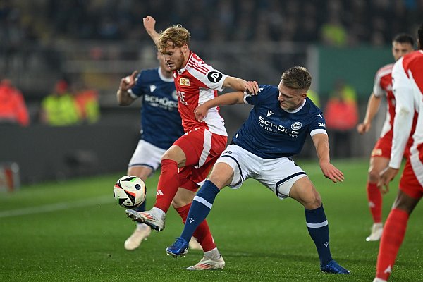 Arminia und Union lieferten sich packende Zweikämpfe. - © Swen Pförtner/dpa