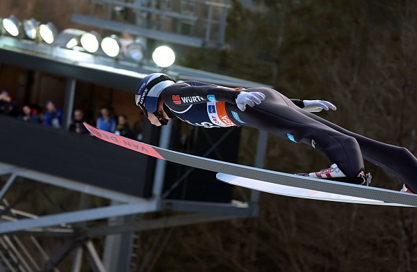 Fliegen im Allgäu: Olympiasieger Andreas Wellinger. - © Karl-Josef Hildenbrand/dpa