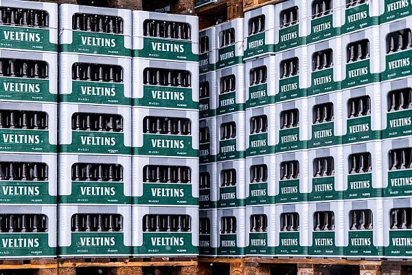 Leergut der Marke Veltins steht auf dem Firmengelände. - © David Inderlied/dpa