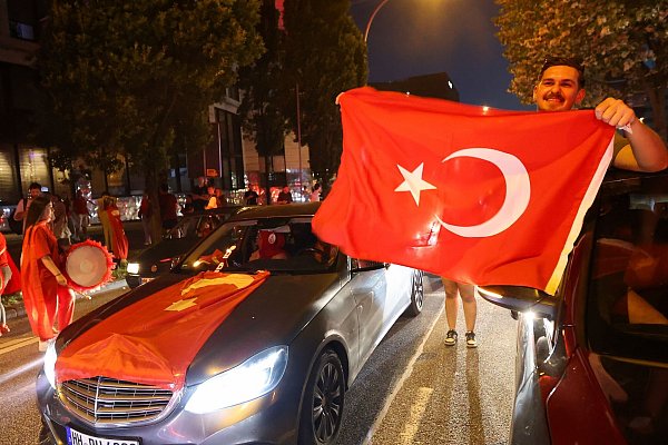 Vor allem türkische Fans feiern Siege ihrer Mannschaft mit Flaggen und Hupen. - © Bodo Marks/dpa