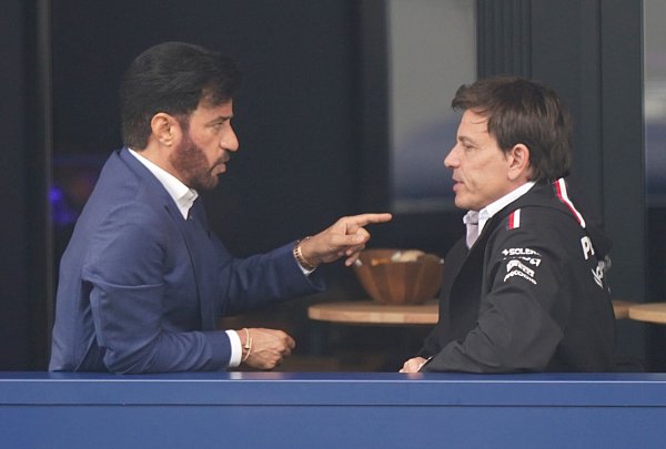 Mohammed Ben Sulayems (l.), hier mit Toto Wolff von Mercedes, Wiederwahl steht praktisch schon fest. (Archivbild) - © Tim Goode/PA Wire/dpa