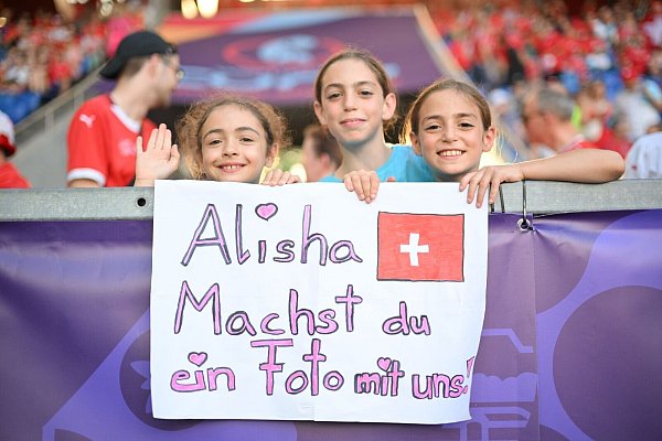 Junge Fans der Schweizer Spielerin Alisha Lehmann. - © Sebastian Christoph Gollnow/dpa