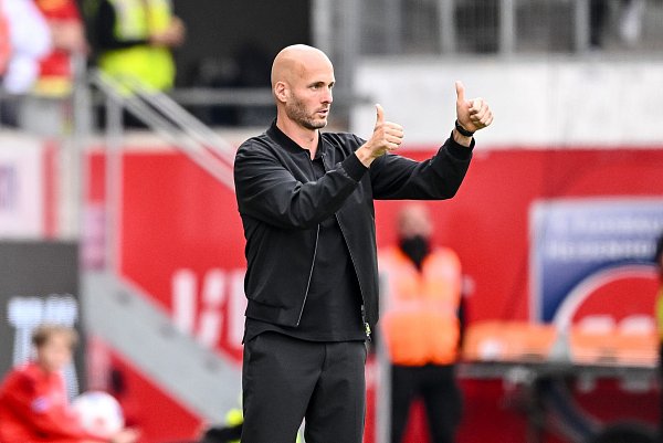 Bundesliga-Debüt geglückt: Wolfsburgs neuer Trainer Paul Simonis. - © Harry Langer/dpa